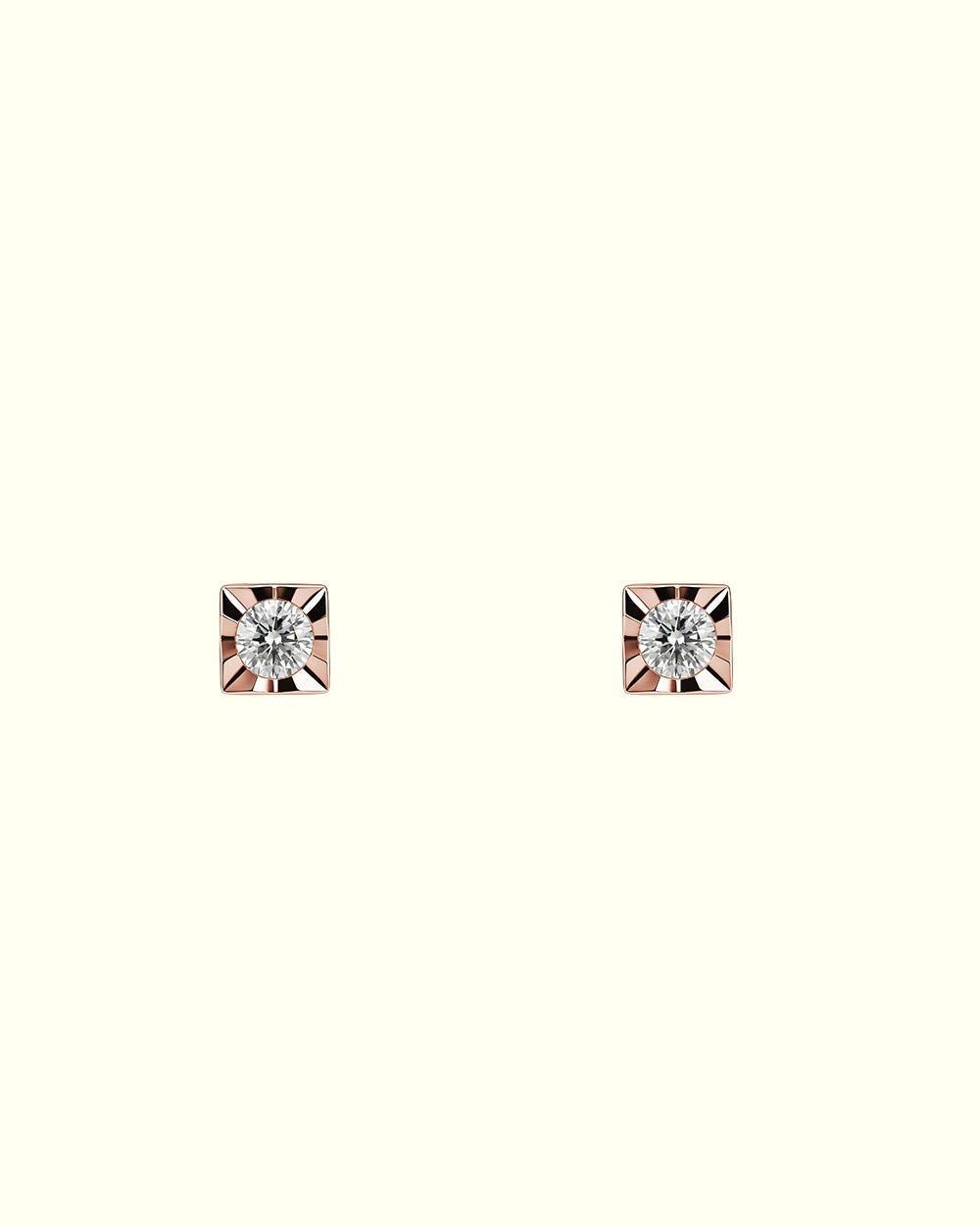 Essential stud earrings with diamonds