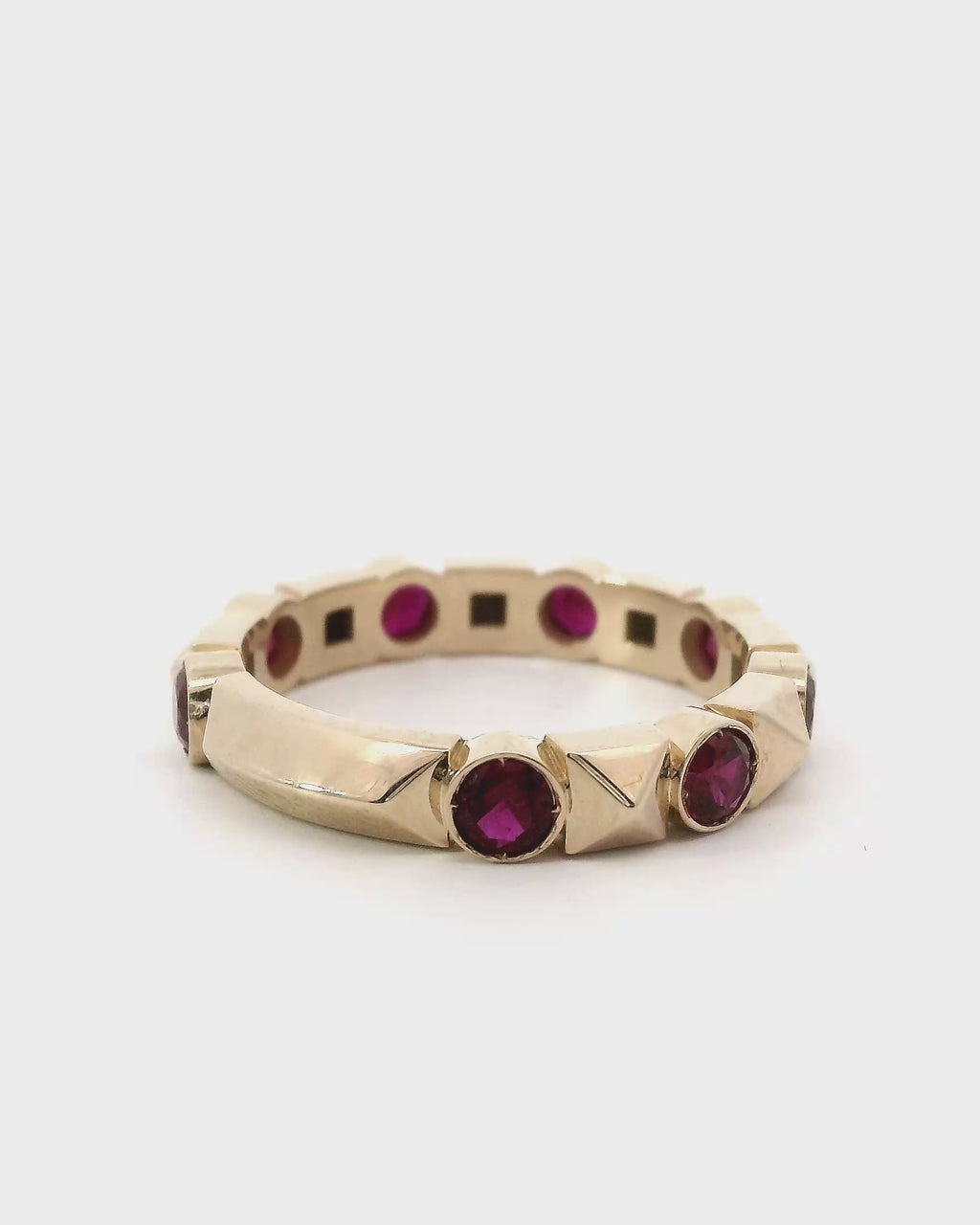 Týnuš ring with rubies